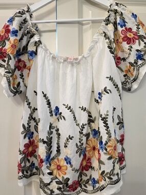Embroidered White Floral Puff-Sleeve Women's Top